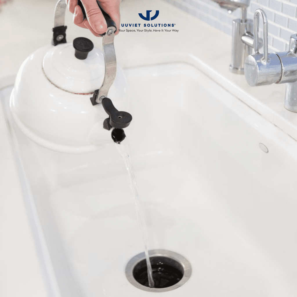 Đổ trực tiếp nước sôi vào lòng chậu rửa sẽ làm tan các vết bẩn, cặn xà phòng