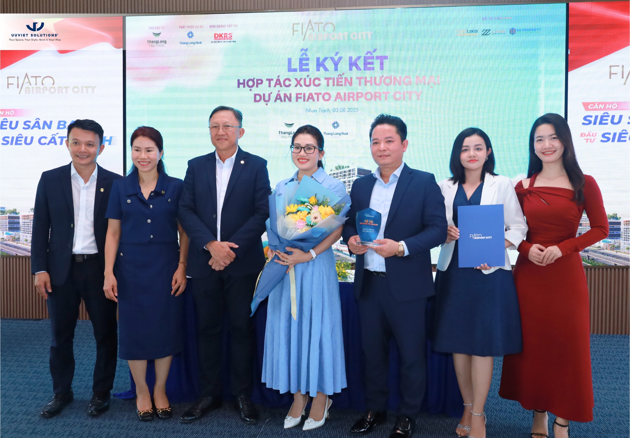 Đại diện Uuviet Solutions nhận hoa và kỉ niệm chương đánh dấu sự hợp tác xúc tiến thương mại cho dự án Fiato Airport City