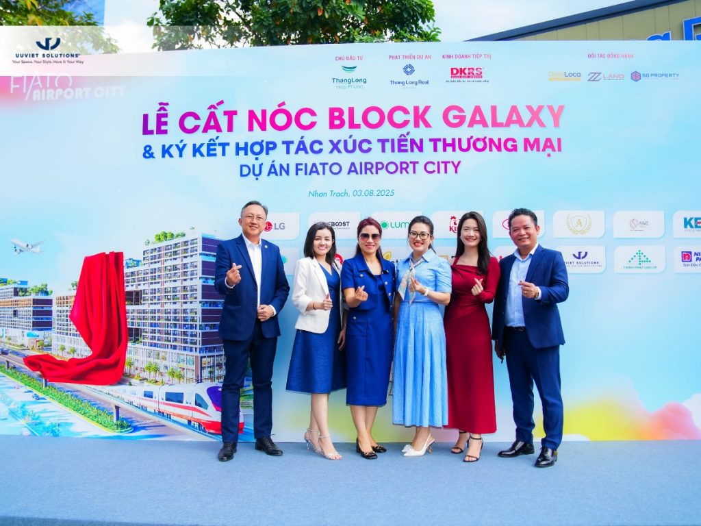 Khoảnh khắc lưu giữ kỉ niệm của Uuviet Solutions cùng đại diện Chủ Đầu Tư